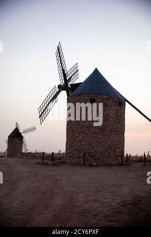 Spanische Windmühlen, wie sie in Miguel de Cervantes' Roman Don Quixote aus dem frühen 17. Jahrhundert, Kastilien-La Mancha, Spanien bei Sonnenuntergang beschrieben werden Stockfoto