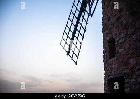 Spanische Windmühlen, wie sie in Miguel de Cervantes' Roman Don Quixote aus dem frühen 17. Jahrhundert, Kastilien-La Mancha, Spanien bei Sonnenuntergang beschrieben werden Stockfoto