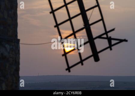 Spanische Windmühlen, wie sie in Miguel de Cervantes' Roman Don Quixote aus dem frühen 17. Jahrhundert, Kastilien-La Mancha, Spanien bei Sonnenuntergang beschrieben werden Stockfoto