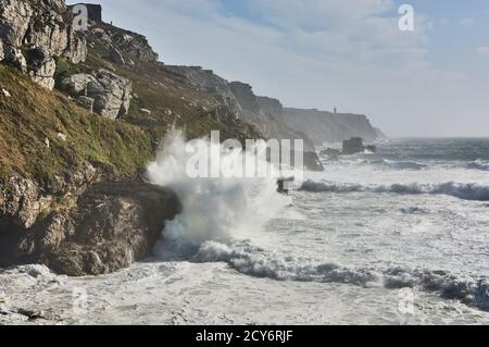 Raues Meer an der Küste in Finistère, Frankreich. Große Wellen brechen auf Klippen in Crozon, Frankreich. Stockfoto