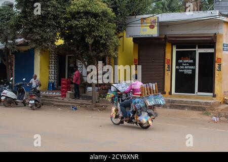 Bhubaneswar, Indien - 4. Februar 2020: Ein nicht identifizierter Mann fährt sein Motorrad und verkauft direkt davon am 4. Februar 2020 in Bhubaneswar Stockfoto