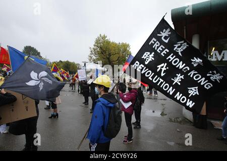 Aktivisten und Unterstützer Pro-Democracy in Chine nehmen am 1. Oktober am Museumplein inmitten der Coronavirus-Pandemie Teil. Stockfoto