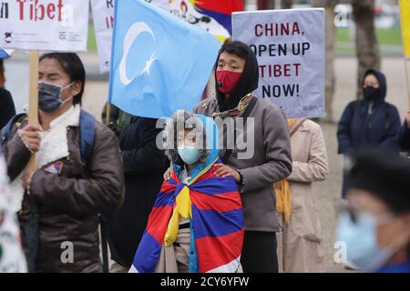 Aktivisten und Unterstützer Pro-Democracy in Chine nehmen am 1. Oktober am Museumplein inmitten der Coronavirus-Pandemie Teil. Stockfoto