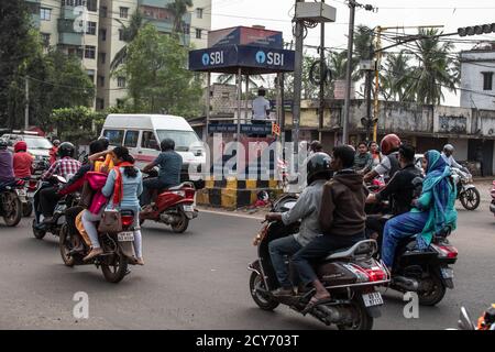 Bhubaneswar, Indien - 4. Februar 2020: Nicht identifizierte Personen reisen am 4. Februar 2020 in Bhubaneswar, Indien, mit Motorrädern und Autos im Verkehr Stockfoto