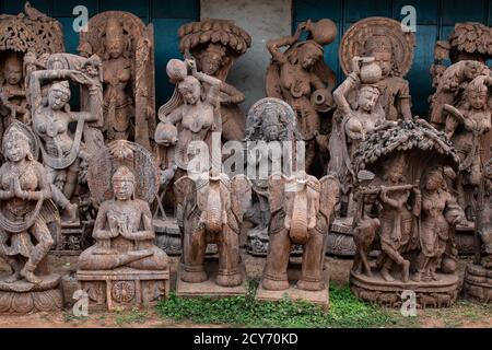 Mehrere braune religiöse Steinskulpturen zum Verkauf in Bhubaneswar, Odisha, Indien Stockfoto