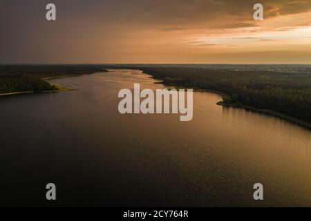 Atemberaubender Sonnenuntergang über Sajno See, Luftaufnahme Stockfoto