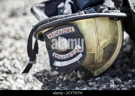 Feuerwehrmann Helm und Jacke auf dem Boden nach dem Üben Rettung Techniken Stockfoto