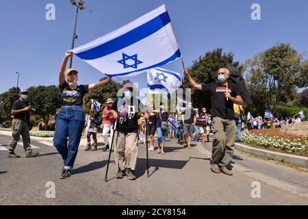 29 Sep 2020 - Anti-Korruptions-Protest gegen Premierminister Netanjahu vor der Knesset, israelisches Haus der gewählten. Hunderte von Fahrzeugen kletterten nach Jerusalem - für den letzten Tag, an dem Proteste in Israel legal sind. Während des Protestes wurde ein Update zum covid-19 Zertifizierungsgesetz gemacht - das fordert, dass Proteste nur 1k vom Wohnsitz der Bürger entfernt erlaubt werden. Dieser Akt, der als Notakt von 19 erklärt wurde, schränkt die Rechte der nicht-orthodoxen Gesellschaft in Israel während einer Welle massiver Proteste vor den Residenzen von Ministerpräsident Netanjahu größtenteils ein Stockfoto