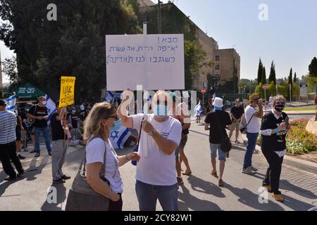 29 Sep 2020 - Anti-Korruptions-Protest gegen Premierminister Netanjahu vor der Knesset, israelisches Haus der gewählten. Hunderte von Fahrzeugen kletterten nach Jerusalem - für den letzten Tag, an dem Proteste in Israel legal sind. Während des Protestes wurde ein Update zum covid-19 Zertifizierungsgesetz gemacht - das fordert, dass Proteste nur 1k vom Wohnsitz der Bürger entfernt erlaubt werden. Dieser Akt, der als Notakt von 19 erklärt wurde, schränkt die Rechte der nicht-orthodoxen Gesellschaft in Israel während einer Welle massiver Proteste vor den Residenzen von Ministerpräsident Netanjahu größtenteils ein Stockfoto