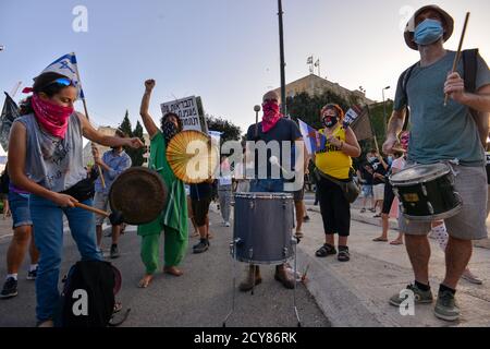 29 Sep 2020 - Anti-Korruptions-Protest gegen Premierminister Netanjahu vor der Knesset, israelisches Haus der gewählten. Hunderte von Fahrzeugen kletterten nach Jerusalem - für den letzten Tag, an dem Proteste in Israel legal sind. Während des Protestes wurde ein Update zum covid-19 Zertifizierungsgesetz gemacht - das fordert, dass Proteste nur 1k vom Wohnsitz der Bürger entfernt erlaubt werden. Dieser Akt, der als Notakt von 19 erklärt wurde, schränkt die Rechte der nicht-orthodoxen Gesellschaft in Israel während einer Welle massiver Proteste vor den Residenzen von Ministerpräsident Netanjahu größtenteils ein Stockfoto