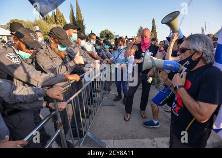 29 Sep 2020 - Anti-Korruptions-Protest gegen Premierminister Netanjahu vor der Knesset, israelisches Haus der gewählten. Hunderte von Fahrzeugen kletterten nach Jerusalem - für den letzten Tag, an dem Proteste in Israel legal sind. Während des Protestes wurde ein Update zum covid-19 Zertifizierungsgesetz gemacht - das fordert, dass Proteste nur 1k vom Wohnsitz der Bürger entfernt erlaubt werden. Dieser Akt, der als Notakt von 19 erklärt wurde, schränkt die Rechte der nicht-orthodoxen Gesellschaft in Israel während einer Welle massiver Proteste vor den Residenzen von Ministerpräsident Netanjahu größtenteils ein Stockfoto