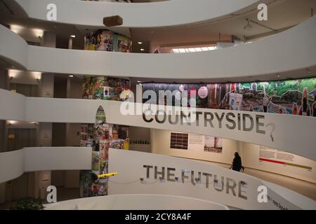 New York, USA. September 2020. In der Rotunde des Guggenheim Museums ist die vom niederländischen Stararchitekten Rem Kolhaas konzipierte Schau 'Countryside, the Future' zu sehen. Als letzte der wichtigsten Ausstellungsorte New Yorks plant das Guggenheim Museum auch, seine Türen am Samstag nach einer Pause von fast sieben Monaten während der Coronavirus-Pandemie wieder für Besucher zu öffnen. Quelle: Christina Horsten/dpa/Alamy Live News Stockfoto