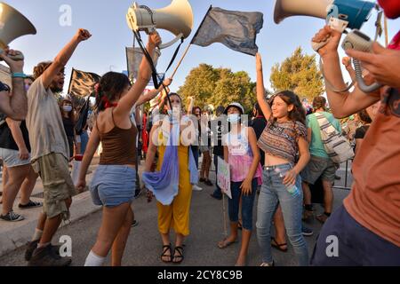 29 Sep 2020 - Anti-Korruptions-Protest gegen Premierminister Netanjahu vor der Knesset, israelisches Haus der gewählten. Hunderte von Fahrzeugen kletterten nach Jerusalem - für den letzten Tag, an dem Proteste in Israel legal sind. Während des Protestes wurde ein Update zum covid-19 Zertifizierungsgesetz gemacht - das fordert, dass Proteste nur 1k vom Wohnsitz der Bürger entfernt erlaubt werden. Dieser Akt, der als Notakt von 19 erklärt wurde, schränkt die Rechte der nicht-orthodoxen Gesellschaft in Israel während einer Welle massiver Proteste vor den Residenzen von Ministerpräsident Netanjahu größtenteils ein Stockfoto