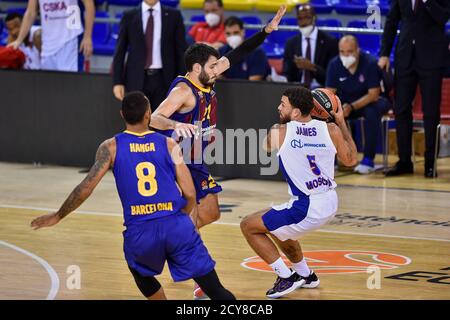 Alex Abrines Redondo vom FC Barcelona im Einsatz mit Mike James vom PBC CSKA Moscow beim Turkish Airlines EuroLeague Spiel zwischen dem FC Barcelona und CSKA Moscow CAB am 01. Oktober 2020 im Palau Blaugrana in Barcelona, Spanien. Stockfoto