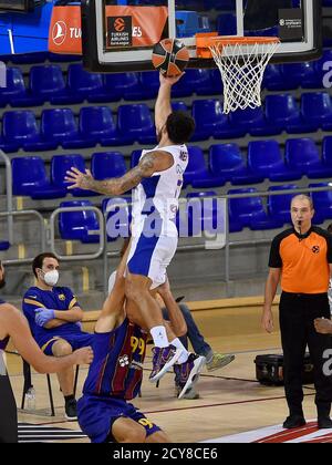 Nicholas William Calathes vom FC Barcelona in Aktion mit Mike James vom PBC CSKA Moscow beim Turkish Airlines EuroLeague Spiel zwischen dem FC Barcelona und CSKA Moscow CAB am 01. Oktober 2020 im Palau Blaugrana in Barcelona, Spanien. Stockfoto