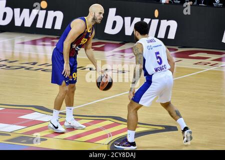 Nicholas William Calathes vom FC Barcelona und Mike James vom PBC CSKA Moscow beim Turkish Airlines EuroLeague Spiel zwischen dem FC Barcelona und dem CSKA Moscow CAB am 01. Oktober 2020 in Barcelona, Spanien. Stockfoto