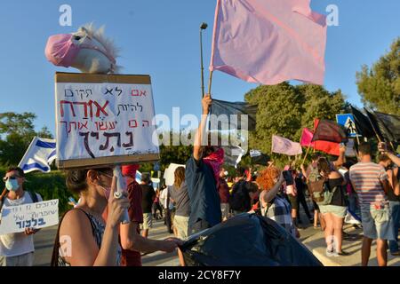 29 Sep 2020 - Anti-Korruptions-Protest gegen Premierminister Netanjahu vor der Knesset, israelisches Haus der gewählten. Hunderte von Fahrzeugen kletterten nach Jerusalem - für den letzten Tag, an dem Proteste in Israel legal sind. Während des Protestes wurde ein Update zum covid-19 Zertifizierungsgesetz gemacht - das fordert, dass Proteste nur 1k vom Wohnsitz der Bürger entfernt erlaubt werden. Dieser Akt, der als Notakt von 19 erklärt wurde, schränkt die Rechte der nicht-orthodoxen Gesellschaft in Israel während einer Welle massiver Proteste vor den Residenzen von Ministerpräsident Netanjahu größtenteils ein Stockfoto