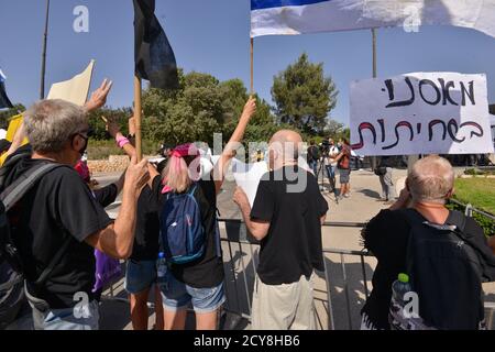 29 Sep 2020 - Anti-Korruptions-Protest gegen Premierminister Netanjahu vor der Knesset, israelisches Haus der gewählten. Hunderte von Fahrzeugen kletterten nach Jerusalem - für den letzten Tag, an dem Proteste in Israel legal sind. Während des Protestes wurde ein Update zum covid-19 Zertifizierungsgesetz gemacht - das fordert, dass Proteste nur 1k vom Wohnsitz der Bürger entfernt erlaubt werden. Dieser Akt, der als Notakt von 19 erklärt wurde, schränkt die Rechte der nicht-orthodoxen Gesellschaft in Israel während einer Welle massiver Proteste vor den Residenzen von Ministerpräsident Netanjahu größtenteils ein Stockfoto