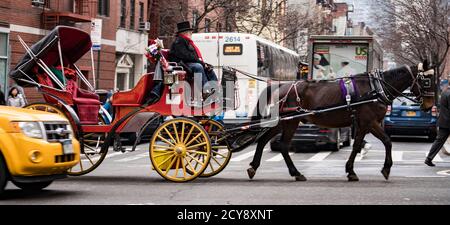 New York, Feb 15, 2018 - Pferd und Buggy fahren Sie New Yorker Straße ohne Passagiere Stockfoto