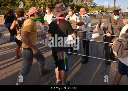 29 Sep 2020 - Anti-Korruptions-Protest gegen Premierminister Netanjahu vor der Knesset, israelisches Haus der gewählten. Hunderte von Fahrzeugen kletterten nach Jerusalem - für den letzten Tag, an dem Proteste in Israel legal sind. Während des Protestes wurde ein Update zum covid-19 Zertifizierungsgesetz gemacht - das fordert, dass Proteste nur 1k vom Wohnsitz der Bürger entfernt erlaubt werden. Dieser Akt, der als Notakt von 19 erklärt wurde, schränkt die Rechte der nicht-orthodoxen Gesellschaft in Israel während einer Welle massiver Proteste vor den Residenzen von Ministerpräsident Netanjahu größtenteils ein Stockfoto