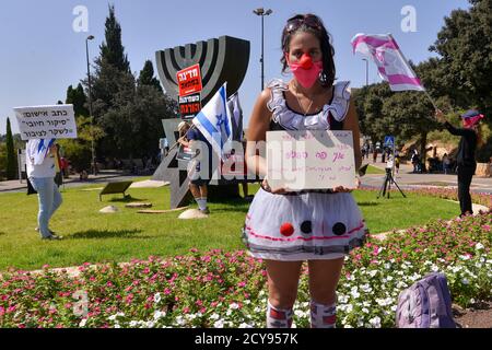 29 Sep 2020 - Anti-Korruptions-Protest gegen Premierminister Netanjahu vor der Knesset, israelisches Haus der gewählten. Hunderte von Fahrzeugen kletterten nach Jerusalem - für den letzten Tag, an dem Proteste in Israel legal sind. Während des Protestes wurde ein Update zum covid-19 Zertifizierungsgesetz gemacht - das fordert, dass Proteste nur 1k vom Wohnsitz der Bürger entfernt erlaubt werden. Dieser Akt, der als Notakt von 19 erklärt wurde, schränkt die Rechte der nicht-orthodoxen Gesellschaft in Israel während einer Welle massiver Proteste vor den Residenzen von Ministerpräsident Netanjahu größtenteils ein Stockfoto
