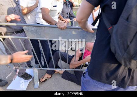 29 Sep 2020 - Anti-Korruptions-Protest gegen Premierminister Netanjahu vor der Knesset, israelisches Haus der gewählten. Hunderte von Fahrzeugen kletterten nach Jerusalem - für den letzten Tag, an dem Proteste in Israel legal sind. Während des Protestes wurde ein Update zum covid-19 Zertifizierungsgesetz gemacht - das fordert, dass Proteste nur 1k vom Wohnsitz der Bürger entfernt erlaubt werden. Dieser Akt, der als Notakt von 19 erklärt wurde, schränkt die Rechte der nicht-orthodoxen Gesellschaft in Israel während einer Welle massiver Proteste vor den Residenzen von Ministerpräsident Netanjahu größtenteils ein Stockfoto