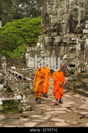 In Siem Riep, Kambodscha - Okt 9, 2011: Drei Mönche wandern unter den alten Tempel Ruinen Stockfoto