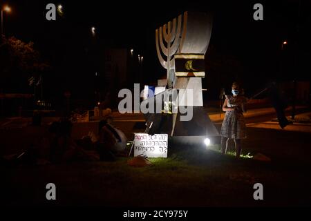 29 Sep 2020 - Anti-Korruptions-Protest gegen Premierminister Netanjahu vor der Knesset, israelisches Haus der gewählten. Hunderte von Fahrzeugen kletterten nach Jerusalem - für den letzten Tag, an dem Proteste in Israel legal sind. Während des Protestes wurde ein Update zum covid-19 Zertifizierungsgesetz gemacht - das fordert, dass Proteste nur 1k vom Wohnsitz der Bürger entfernt erlaubt werden. Dieser Akt, der als Notakt von 19 erklärt wurde, schränkt die Rechte der nicht-orthodoxen Gesellschaft in Israel während einer Welle massiver Proteste vor den Residenzen von Ministerpräsident Netanjahu größtenteils ein Stockfoto