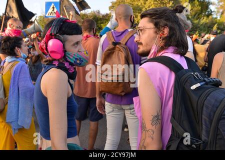29 Sep 2020 - Anti-Korruptions-Protest gegen Premierminister Netanjahu vor der Knesset, israelisches Haus der gewählten. Hunderte von Fahrzeugen kletterten nach Jerusalem - für den letzten Tag, an dem Proteste in Israel legal sind. Während des Protestes wurde ein Update zum covid-19 Zertifizierungsgesetz gemacht - das fordert, dass Proteste nur 1k vom Wohnsitz der Bürger entfernt erlaubt werden. Dieser Akt, der als Notakt von 19 erklärt wurde, schränkt die Rechte der nicht-orthodoxen Gesellschaft in Israel während einer Welle massiver Proteste vor den Residenzen von Ministerpräsident Netanjahu größtenteils ein Stockfoto