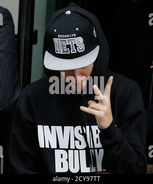 Sanger Justin Bieber Fahrt Vom Hotel Mit Dem Kopf Nach Unten Zur Vermeidung Von Fans Und Paparazzi Mit Befreundeten Kunstler Und Freund Rapper Diggy Simmons New York City Usa 01 09 10 Stockfotografie Alamy