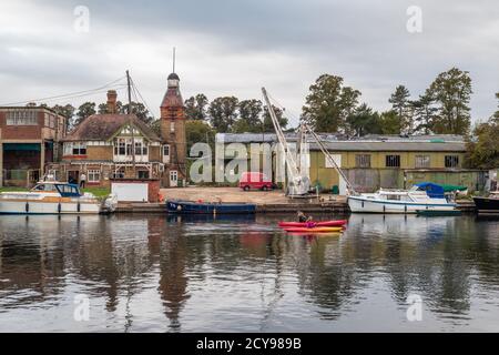 Künstler und Tonstudios auf Platts Eyot-Insel an der Themse in Hampton in West London, London, England, Großbritannien Stockfoto