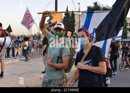 29 Sep 2020 - Anti-Korruptions-Protest gegen Premierminister Netanjahu vor der Knesset, israelisches Haus der gewählten. Hunderte von Fahrzeugen kletterten nach Jerusalem - für den letzten Tag, an dem Proteste in Israel legal sind. Während des Protestes wurde ein Update zum covid-19 Zertifizierungsgesetz gemacht - das fordert, dass Proteste nur 1k vom Wohnsitz der Bürger entfernt erlaubt werden. Dieser Akt, der als Notakt von 19 erklärt wurde, schränkt die Rechte der nicht-orthodoxen Gesellschaft in Israel während einer Welle massiver Proteste vor den Residenzen von Ministerpräsident Netanjahu größtenteils ein Stockfoto