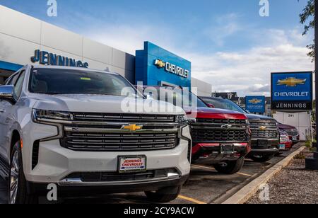 Chicago, USA. Oktober 2020. Das am 1. Oktober 2020 aufgenommene Foto zeigt einen Chevrolet-Händler in den nördlichen Vororten von Chicago, Illinois, USA. Der Verkauf von Neufahrzeugen von General Motors Co. (GM) und Fiat Chrysler Automobiles (FCA) sank 10 Prozent gegenüber dem Vorjahr im dritten Quartal dieses Jahres, nach den vierteljährlichen Verkaufsergebnissen auf den Websites der Automobilhersteller veröffentlicht. Quelle: Joel Lerner/Xinhua/Alamy Live News Stockfoto