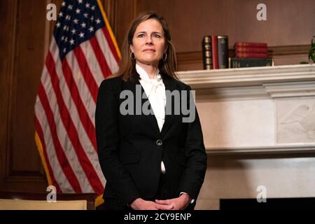 (201001) -- WASHINGTON, 1. Oktober 2020 (Xinhua) -- das Foto vom 1. Oktober 2020 zeigt Amy Coney Barrett in Washington, DC, USA. US-Präsident Donald Trump hat die konservative Bundesrechtsangerichtspräsidentin Amy Coney Barrett ernannt, um den Sitz der verstorbenen US-Oberste Richter Ruth Bader Ginsburg zu besetzen. Barrett, die am 7. Berufungsgericht in Chicago sitzt, traf sich am 29. September mit republikanischen Senatoren auf dem Capitol Hill, als ihr Bestätigungsprozess im Gange ist. (Anna Moneymaker/Pool via Xinhua) Stockfoto