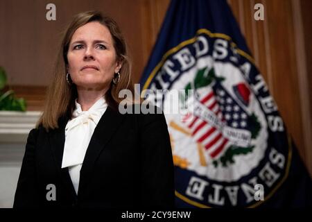 (201001) -- WASHINGTON, 1. Oktober 2020 (Xinhua) -- das Foto vom 1. Oktober 2020 zeigt Amy Coney Barrett in Washington, DC, USA. US-Präsident Donald Trump hat die konservative Bundesrechtsangerichtspräsidentin Amy Coney Barrett ernannt, um den Sitz der verstorbenen US-Oberste Richter Ruth Bader Ginsburg zu besetzen. Barrett, die am 7. Berufungsgericht in Chicago sitzt, traf sich am 29. September mit republikanischen Senatoren auf dem Capitol Hill, als ihr Bestätigungsprozess im Gange ist. (Caroline Brehman/Pool via Xinhua) Stockfoto