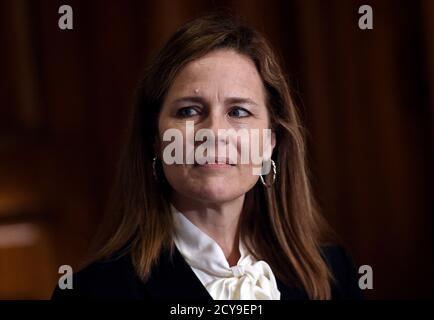 (201001) -- WASHINGTON, 1. Oktober 2020 (Xinhua) -- das Foto vom 1. Oktober 2020 zeigt Amy Coney Barrett in Washington, DC, USA. US-Präsident Donald Trump hat die konservative Bundesrechtsangerichtspräsidentin Amy Coney Barrett ernannt, um den Sitz der verstorbenen US-Oberste Richter Ruth Bader Ginsburg zu besetzen. Barrett, die am 7. Berufungsgericht in Chicago sitzt, traf sich am 29. September mit republikanischen Senatoren auf dem Capitol Hill, als ihr Bestätigungsprozess im Gange ist. (Olivier Douliery/Pool via Xinhua) Stockfoto