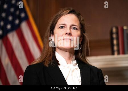 (201001) -- WASHINGTON, 1. Oktober 2020 (Xinhua) -- das Foto vom 1. Oktober 2020 zeigt Amy Coney Barrett in Washington, DC, USA. US-Präsident Donald Trump hat die konservative Bundesrechtsangerichtspräsidentin Amy Coney Barrett ernannt, um den Sitz der verstorbenen US-Oberste Richter Ruth Bader Ginsburg zu besetzen. Barrett, die am 7. Berufungsgericht in Chicago sitzt, traf sich am 29. September mit republikanischen Senatoren auf dem Capitol Hill, als ihr Bestätigungsprozess im Gange ist. (Anna Moneymaker/Pool via Xinhua) Stockfoto