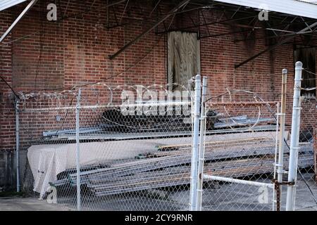Rasierdraht oder Stacheldraht auf dem Sicherheitszaun oder Zäunen zum Schutz von Eigentum in Montgomery Alabama, USA. Stockfoto