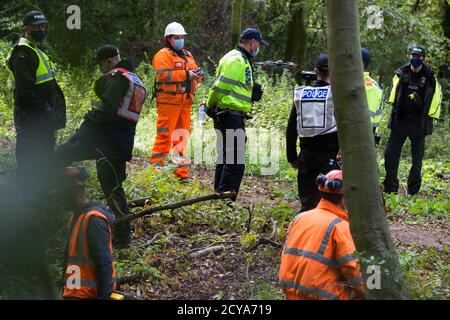 Aylesbury Vale, Großbritannien. Oktober 2020. Die Gerichtsvollzieher des National Eviction Team und die Sicherheitskräfte des HS2, unterstützt von der Thames Valley Police, benutzen eine Drohne zur Überwachung während der Vertreibung von Anti-HS2-Aktivisten aus einem Wildschutzlager im alten Wald, die Roalds fantastischen Mr Fox JonesÕ DahlÕs Hill Wood inspiriert haben. Rund 40 Umweltaktivisten und Anwohner, von denen einige in behelfsmäßigen Baumhäusern etwa 60 Meter über dem Boden lebten, waren während der Räumungen am JonesÕ Hill Wood anwesend, der als eines von mehreren Protestlagern entlang der Route des £106 Mrd. HS eingerichtet worden war Stockfoto