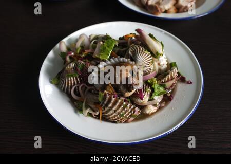 Thailändisches Street Food, würziger Blutcockle-Salat Stockfoto