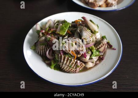 Thailändisches Street Food, würziger Blutcockle-Salat Stockfoto