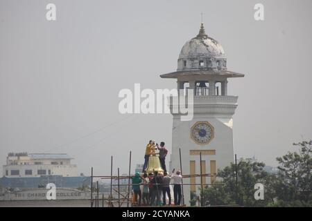 Kathmandu, Nepal. Oktober 2020. Nepalesische Arbeiter helfen sich gegenseitig, einen Kirchturm des wiederaufgebauten Balgopaleshwor-Tempels von Rani Pokhari (Königenteich) zu halten und zu platzieren, einem historischen künstlichen Teich, der durch das Erdbeben von 2015 in Kathmandu beschädigt wurde. (Foto von Subash Shrestha/Pacific Press) Quelle: Pacific Press Media Production Corp./Alamy Live News Stockfoto