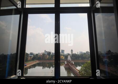 Kathmandu, Nepal. Oktober 2020. Ein allgemeiner Blick auf Rani pokhari (Königenteich) aus dem Fenster, einem historischen künstlichen Teich, der durch das Erdbeben von 2015 in Kathmandu beschädigt wurde. (Foto von Subash Shrestha/Pacific Press) Quelle: Pacific Press Media Production Corp./Alamy Live News Stockfoto