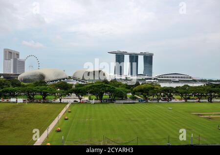 Skyline mit Marina Bay Sands Esplanade Flyer und Padang Singapore Stockfoto