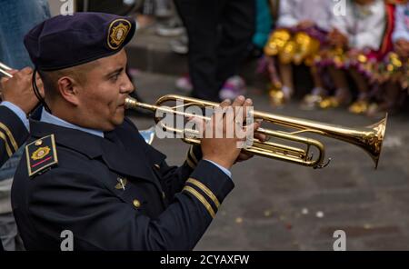 Cuenca, Ecuador Dec 24, 2017 - Military Marching Band spielt in jährlichen Pase de Nino Parade Stockfoto