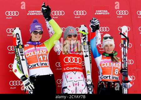 Lindsey Vonn (C) der USA, Gewinner der Frauen Super-G bei der FIS Alpine Ski World Cup, posiert auf dem Podium mit zweite platzierte Maria Riesch (L) von Deutschland und dritte platzierte Lara Gut der Schweiz, in Cortina D'Ampezzo 23. Januar 2011.  REUTERS/Giampiero Sposito (Italien - Tags: SPORT, Skifahren)