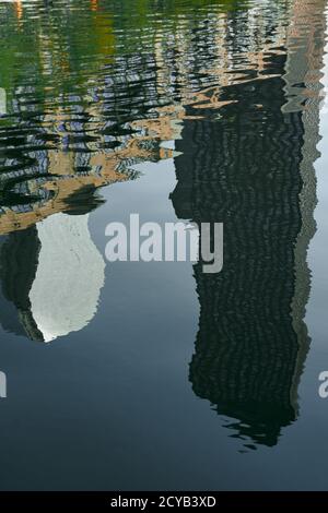 Gemustertes abstraktes Spiegelbild auf Wasser Stockfoto