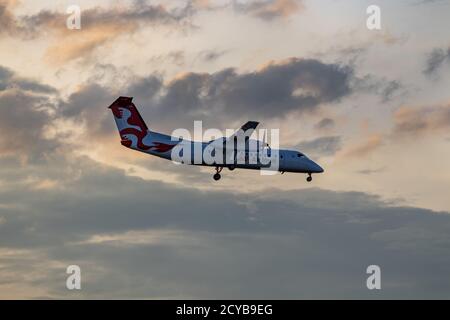 Montreal, Quebec / Kanada - 07/15/2020 : Air Inuit Dash 8-300 landet an einem Sommerabend auf dem Flughafen Trudeau in Montreal. Stockfoto