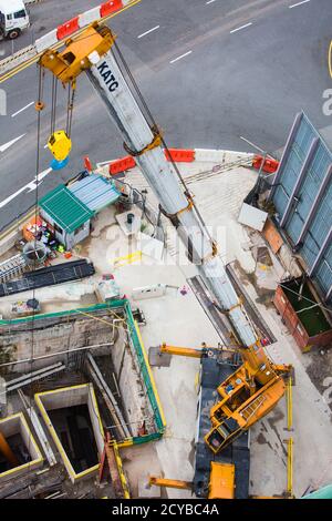 Luftaufnahme eines Krans in Verlängerung auf einer Baustelle. Singapur. Stockfoto