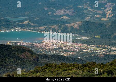 Nähere Ansicht des Dorfes Paraty, wie von einem der Aussichtspunkte von Pedra da Macela Wahrzeichen, im Serra da Bocaina Nationalpark gesehen. Stockfoto